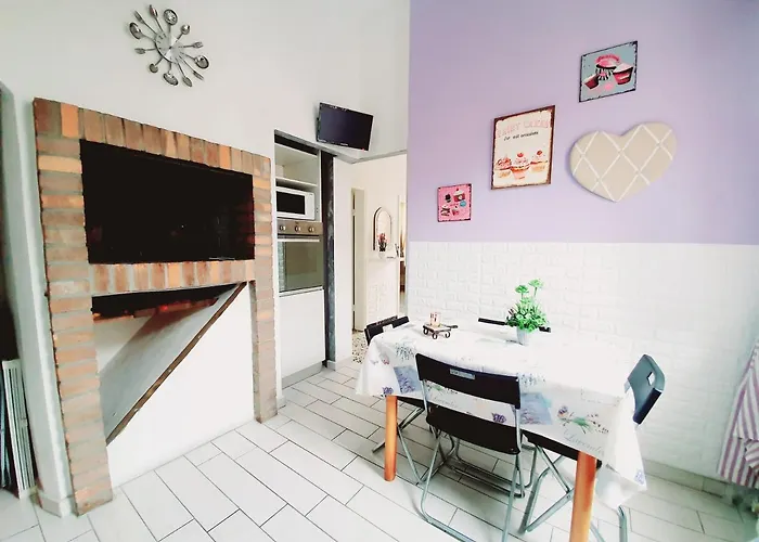 Accogliente Casa Indipendente Con Wi-fi Gratuito, A Due Passi Dal Centro E Dalle Attrazioni Lägenhet